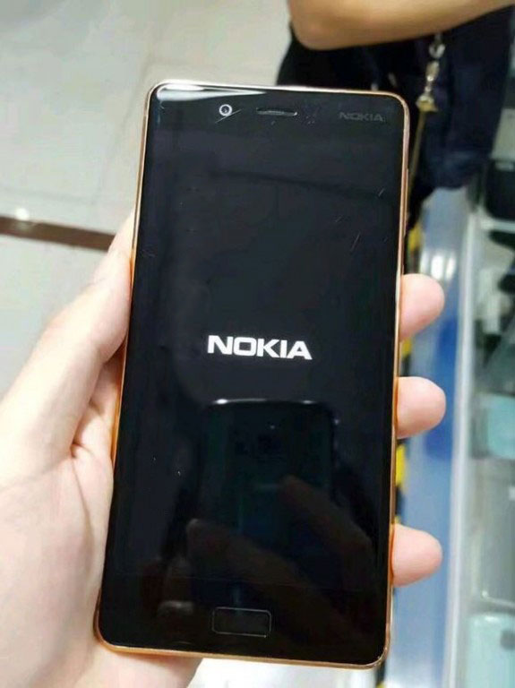 В сеть утекли фотографии Nokia 8 в золотой расцветке