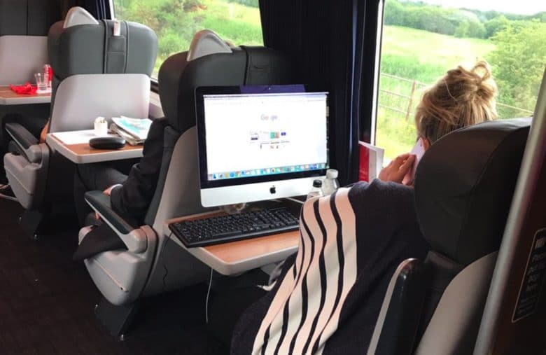 Эта британка в поезде явно не слышала о MacBook [фото]