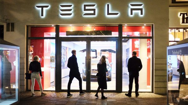 Tesla уволила около 700 человек