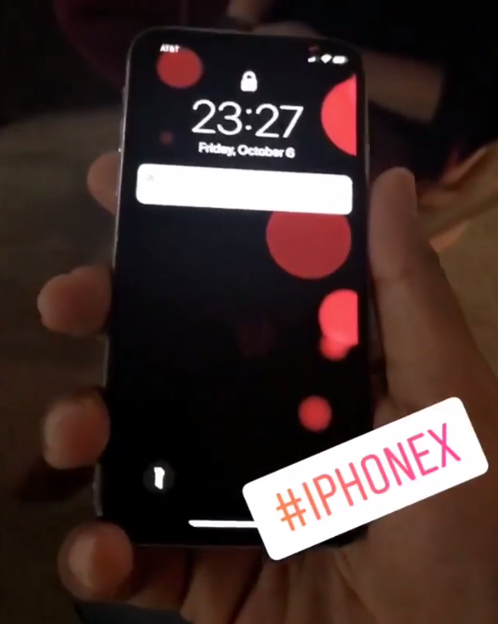 iPhone X с новыми динамическими обоями засветился на видео