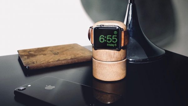 На Kickstarter собирают деньги на док с умной встроенной батареей для Apple Watch