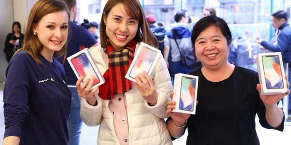 В Apple Store завезли больше iPhone X, чем ожидалось