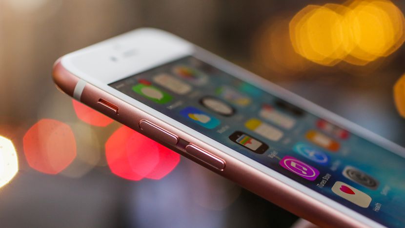 Apple признала, что специально замедляет старые iPhone