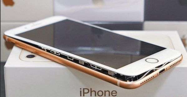 Китаец проверил оригинальность батареи iPhone на зуб