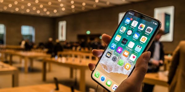 Apple выпустит только один iPhone с дисплеем OLED в этом году