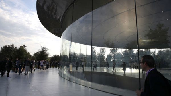 Apple знала, что работники будут врезаться в стеклянные стены, и ничего не предприняла