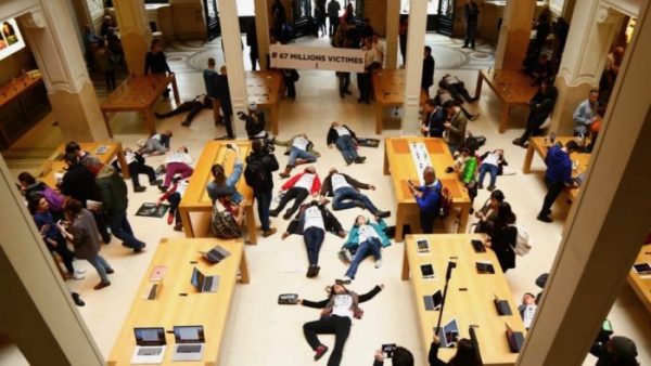 Французские активисты решили «умереть» в Apple Store