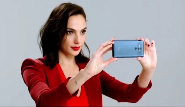 Чудо-женщина прорекламировала Huawei Mate10Pro с помощью iPhone