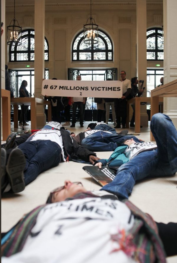 Французские активисты решили «умереть» в Apple Store