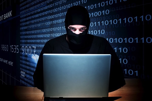 В Росиии обезвредили группу хакеров, ворующих по пол миллиона рублей в день