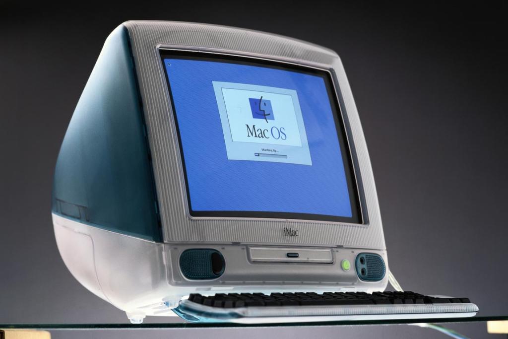Тим Кук празднует 20-летие iMac