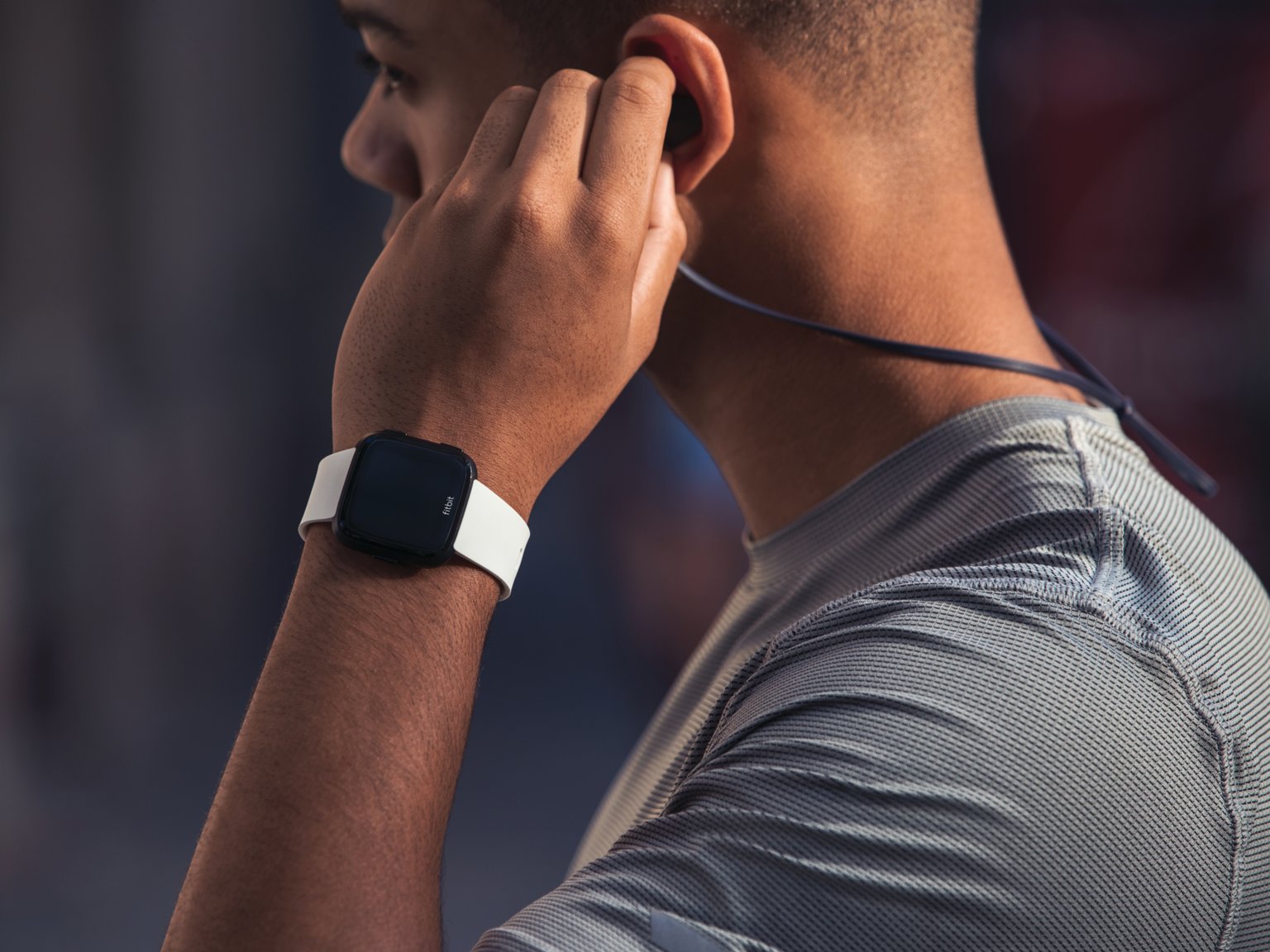 8 причин купить смарт-часы Fitbit вместо Apple Watch