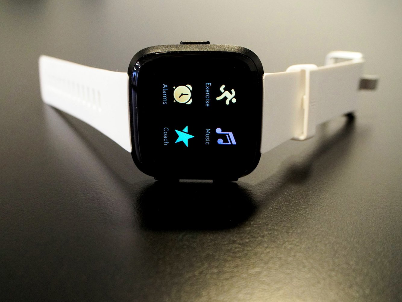8 причин купить смарт-часы Fitbit вместо Apple Watch