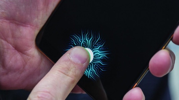 Тест встроенного в дисплей сканера отпечатков пальцев и сравнение с Touch ID – видео