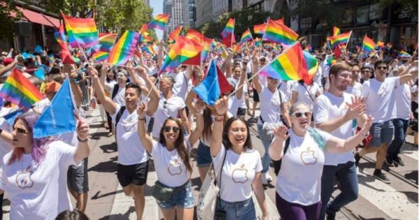 Сотрудники Apple вышли на Pride-парад