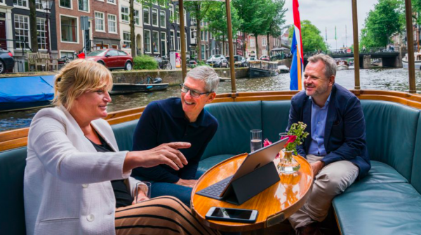 Зачем Тим Кук посетил Амстердам