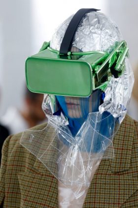 VR-шлемы и держатели для iPhone: что носили модели на недавнем показе мод в Париже
