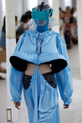 VR-шлемы и держатели для iPhone: что носили модели на недавнем показе мод в Париже