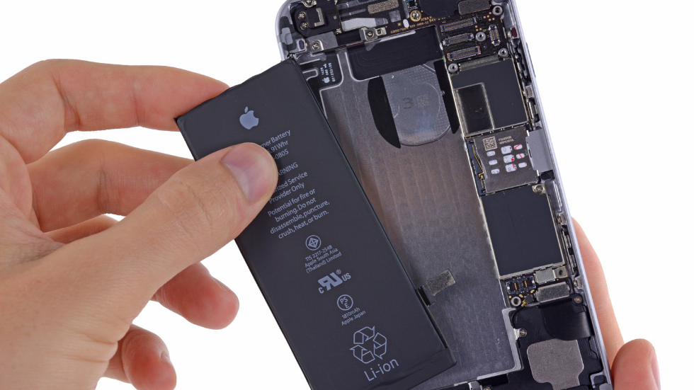 Почему вы не должны пытаться заменить батарею в iPhone самостоятельно