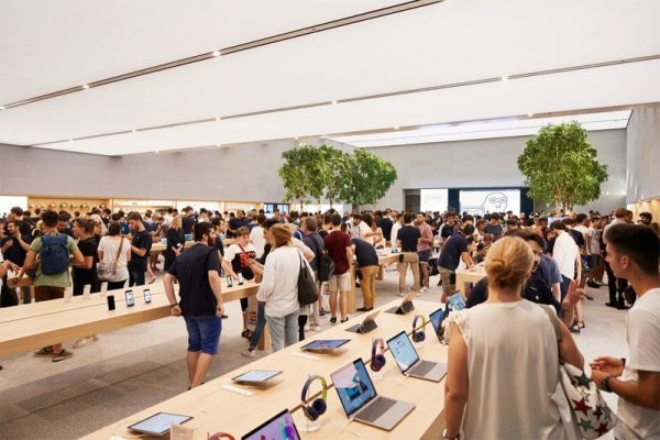 Новый Apple Store открылся в Милане