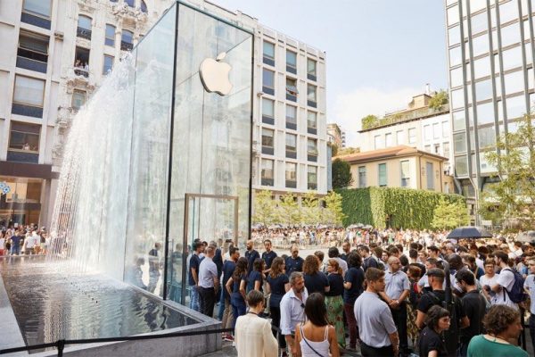 Новый Apple Store открылся в Милане