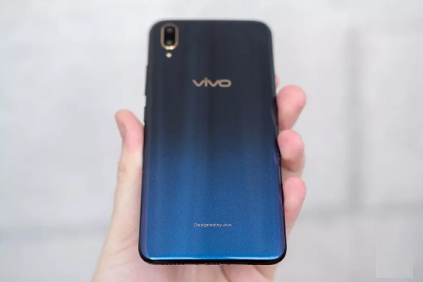 Vivo выпустила смартфон V11 со встроенным в дисплей сканером отпечатков пальцев